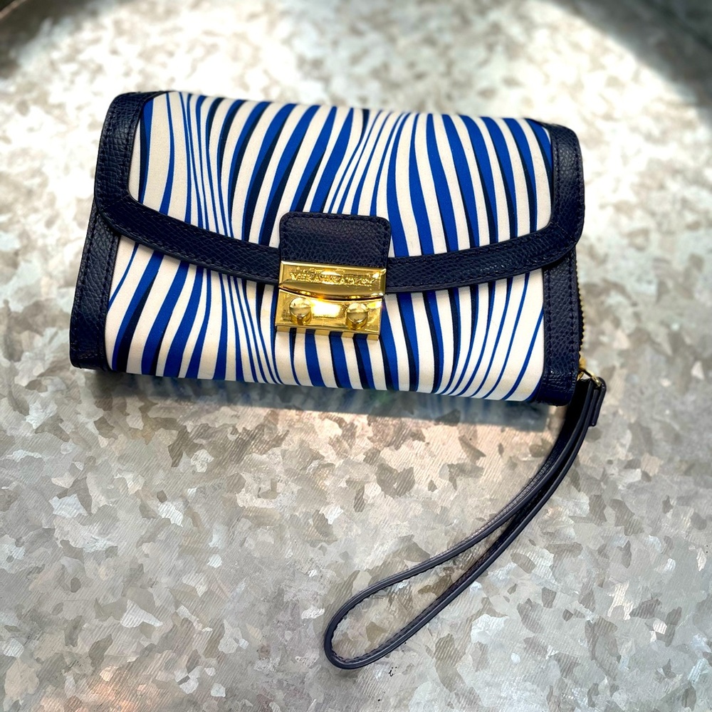Vera Women's Leather Ultimate Wallet Wristlet‎